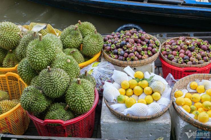 Những thuyền chở đầy ắp trái cây ở chợ nổi Cái Răng. Ảnh: Linh Trang