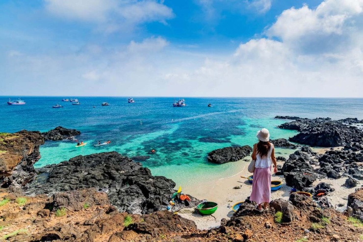 Đảo Bé Anh Nhật cho hay các bãi tắm ở đảo Lớn không đẹp nhưng đảo Bé "quá đỉnh". Đảo nhỏ "xinh như tên gọi" với n ước biển trong, cát trắng mịn và có trải nghiệm lặn ngắm san hô. Đảo nhỏ có một số homestay. Tuy nhiên, anh Nhật cho biết buổi chiều tối không có nhiều hoạt động nên "hơi buồn".