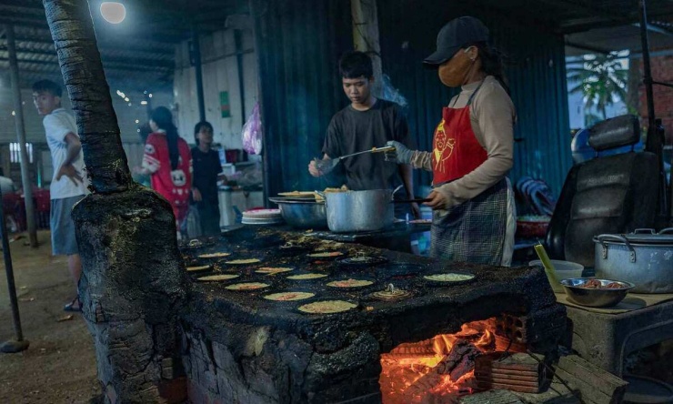 Trải nghiệm ẩm thực địa phương Bánh xèo Cây Bàng mở từ buổi chiều, nằm ngay bờ kè trên đảo Lớn là địa chỉ không thể bỏ qua, giá 4.000 đồng một chiếc. "Quán luôn đông khách, có lẽ cả Lý Sơn ăn bánh xèo ở đây", anh Nhật nói. Các địa chỉ ăn uống khác gồm có mì Quảng Tuyết Vy, bún vịt (khoảng 20.000 đến 30.000 đồng một bát), ram chả cá hay xu xoa, món giải khát thanh mát. Anh Nhật gợi ý mua một cốc xu xoa mang lên đỉnh Thới Lới ngồi ngắm biển. Ngoài ra, du khách còn có thể ăn tối ở quán Út Ngọc.