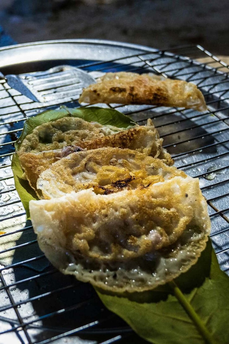 Trải nghiệm ẩm thực địa phương Bánh xèo Cây Bàng mở từ buổi chiều, nằm ngay bờ kè trên đảo Lớn là địa chỉ không thể bỏ qua, giá 4.000 đồng một chiếc. "Quán luôn đông khách, có lẽ cả Lý Sơn ăn bánh xèo ở đây", anh Nhật nói. Các địa chỉ ăn uống khác gồm có mì Quảng Tuyết Vy, bún vịt (khoảng 20.000 đến 30.000 đồng một bát), ram chả cá hay xu xoa, món giải khát thanh mát. Anh Nhật gợi ý mua một cốc xu xoa mang lên đỉnh Thới Lới ngồi ngắm biển. Ngoài ra, du khách còn có thể ăn tối ở quán Út Ngọc.