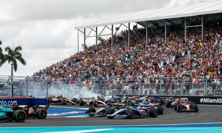 Chặng đua F1 quanh sân Hard Rock Stadium.