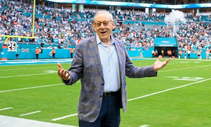 Tỷ phú bất động sản Stephen Ross tại sân Hard Rock Stadium. Ảnh: AP