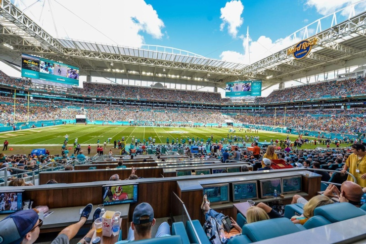 Góc xem một trận bóng bầu dục từ vị trí box ngồi vip tại Hard Rock Stadium.