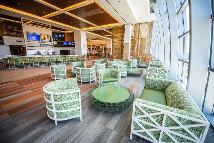 Bên trong khu vực phục vụ khách vip của sân Hard Rock Stadium.