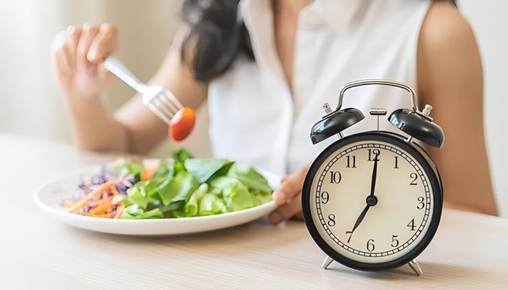 Thời điểm ăn tối có thể tạo lợi thế cho quá trình kiểm soát cân nặng nếu phù hợp với đồng hồ sinh học của cơ thể, song chất lượng bữa ăn và tổng năng lượng tiêu thụ trong ngày vẫn là yếu tố quyết định. Ảnh: UOC