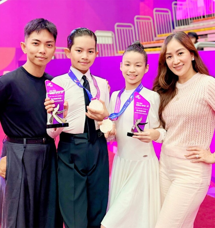 Khánh Thi, Phan Hiển bên con trai và bạn nhảy.