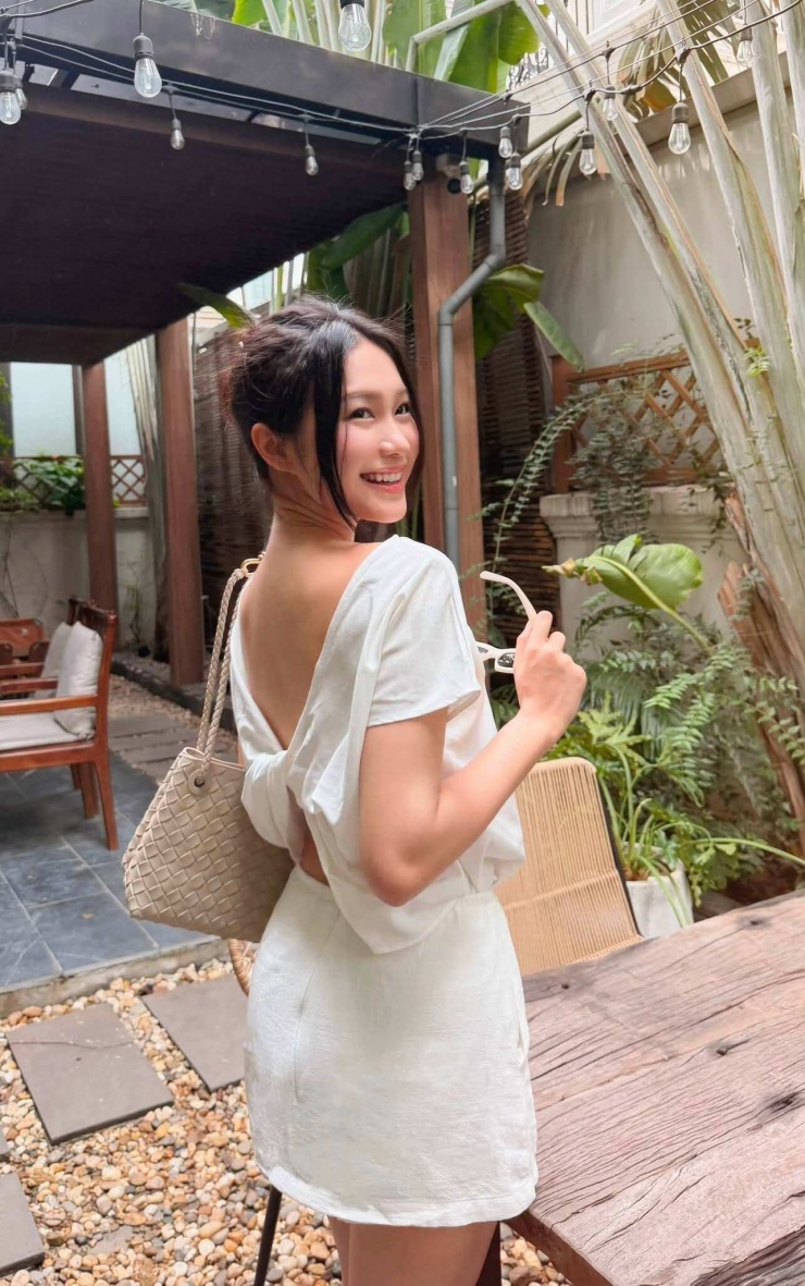 Doãn Hải My khẳng định màu trắng không bao giờ lỗi mốt, tips phối đồ hè thanh lịch mà quyến rũ - 1