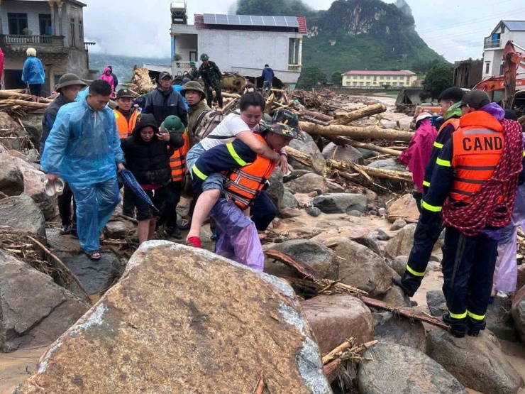 Lực lượng chức năng tỉnh Lai Châu hỗ trợ người dân ra khỏi khu vực nguy hiểm. Ảnh: Công an tỉnh Lai Châu.