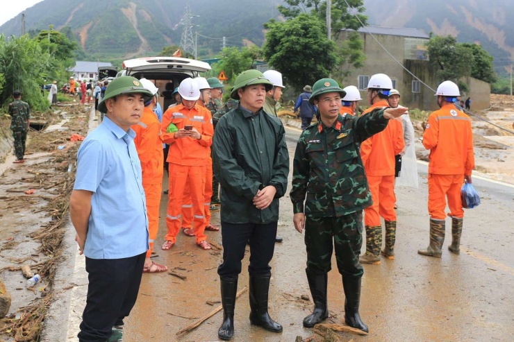 Sáng 18/7, ông Hà Quang Trung - Phó Bí thư Tỉnh ủy, Chủ tịch UBND tỉnh Lai Châu cùng Đoàn công tác của tỉnh đã trực tiếp đến hiện trường để chỉ đạo công tác khắc phục hậu quả mưa lũ tại xã Mường Than. Ảnh: Báo và Phát thanh, Truyền hình Lai Châu.