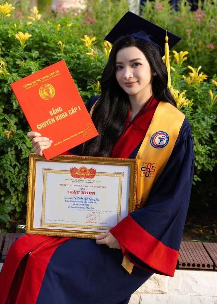 Đinh Y Quyên nhận bằng Chuyên khoa cấp 1 của Trường Đại học Y Dược Cần Thơ.