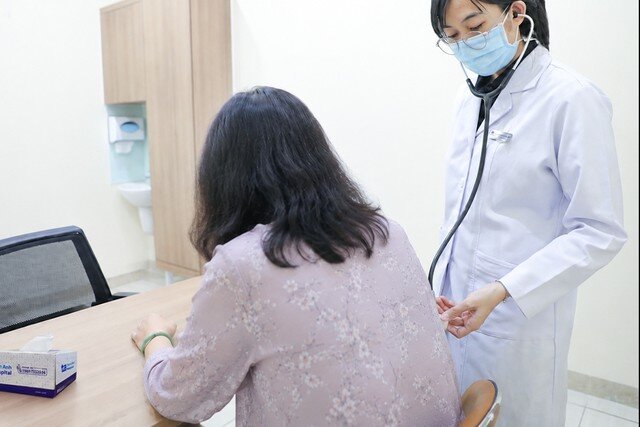 Bác sĩ đang thăm khám cho người bệnh. Ảnh: BVCC