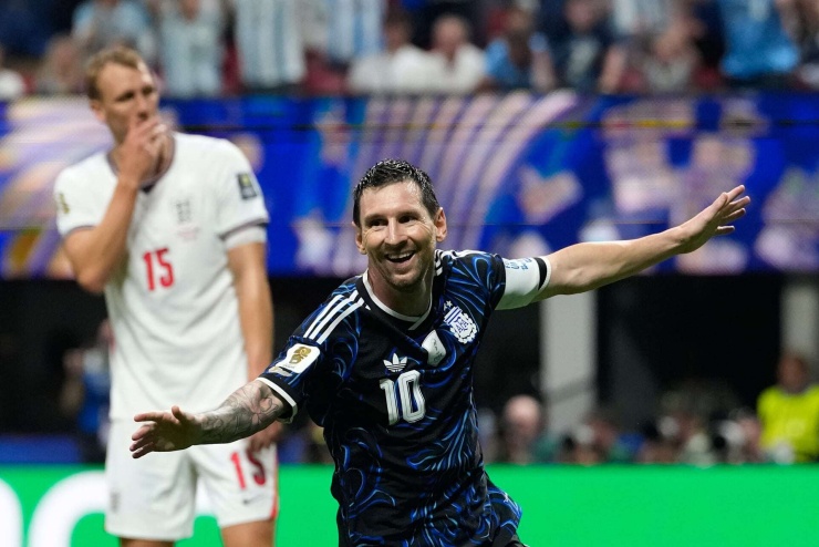 Messi là người sở hữu nhiều cơ hội nhất để bắt kịp và vượt qua Olise. Ảnh: AP