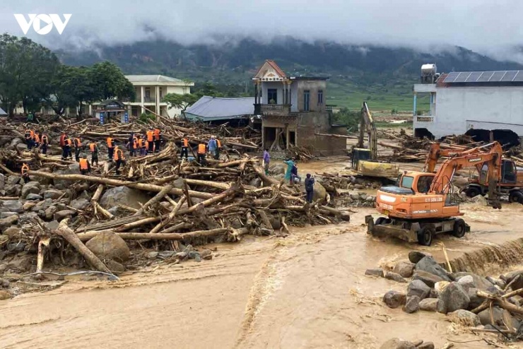 Nước đã rút, vùng lũ Mường Than chỉ còn bùn đất, cây rừng và đá hộc khắp nơi.