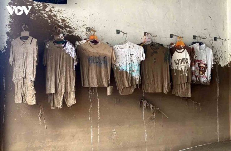Shop quần áo thời trang giờ chỉ còn bùn đất.