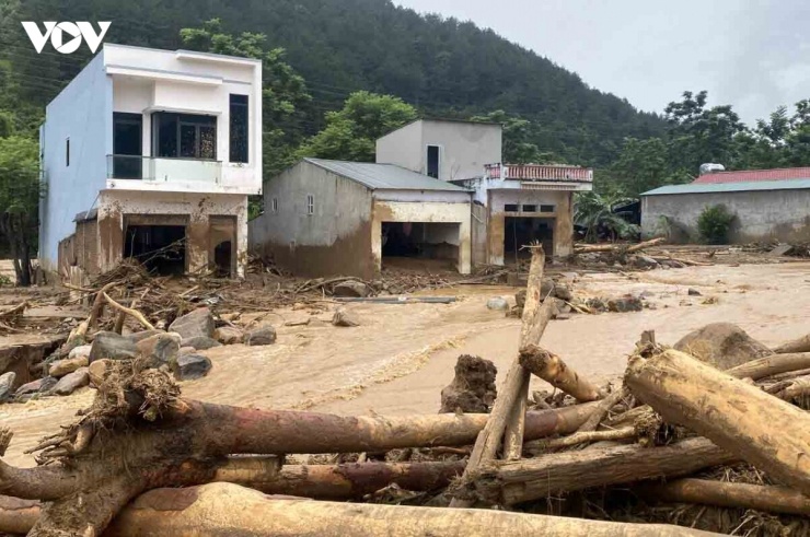 Tại cuộc họp sáng nay (18/7), Chủ tịch UBND tỉnh Lai Châu Hà Quang Trung yêu cầu các sở, ngành, địa phương nhanh chóng hỗ trợ người dân ổn định nơi ở tạm thời và bố trí nơi ở tái định cư sớm nhất.