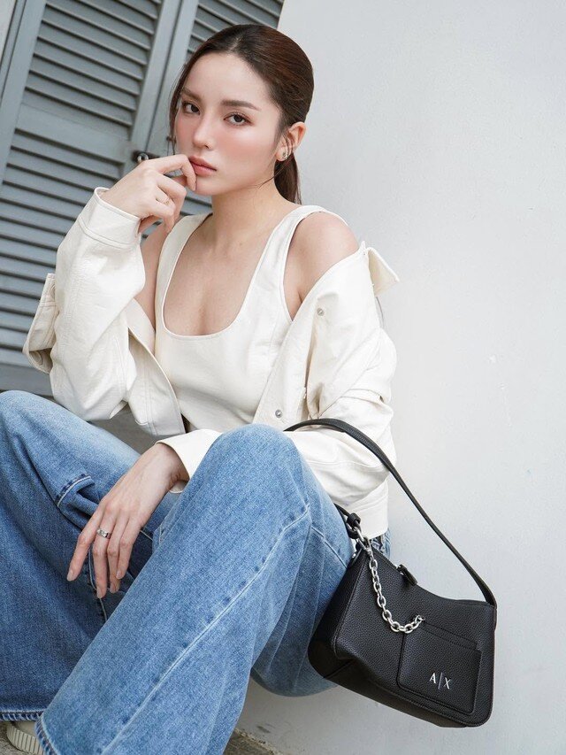 Không còn gắn với hình tượng ngọt ngào như những ngày đầu đăng quang, Kỳ Duyên lựa chọn vẻ đẹp cá tính, hiện đại nhưng vẫn giữ được sự thanh lịch. Mỗi lần xuất hiện tại các sự kiện, cô đều gây ấn tượng nhờ cách phối trang phục tinh tế, lối trang điểm phù hợp và phong thái chuyên nghiệp.