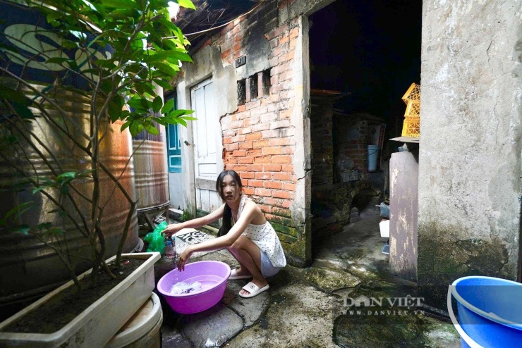 Không gian sinh hoạt chung tại khu tập thể rất hạn chế, không đáp ứng nhu cầu của cư dân. Do thiếu quỹ đất bố trí sân chơi, trẻ em chủ yếu tận dụng những ngõ nhỏ, đoạn đường ít phương tiện qua lại để vui chơi và tập thể dục.