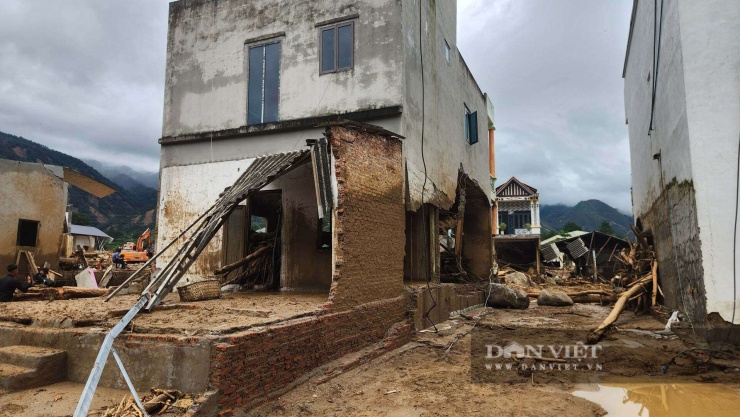Những căn nhà xây kiên cố bị cơn lũ dữ tàn phá chỉ trong chốc lát. Ảnh: Thanh Ngân.