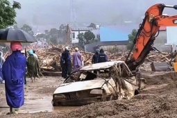 Cảnh tượng tan hoang ở Sơn La, Lai Châu: Ô tô bị vò nát giữa dòng lũ cuồn cuộn