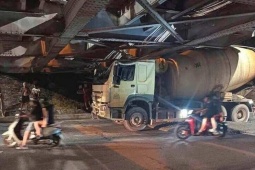 Xe trộn bê tông mắc kẹt dưới gầm cầu Long Biên
