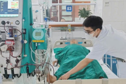 Người đàn ông 68 tuổi suy đa tạng phải lọc máu khẩn cấp sau khi ăn mật cá trắm
