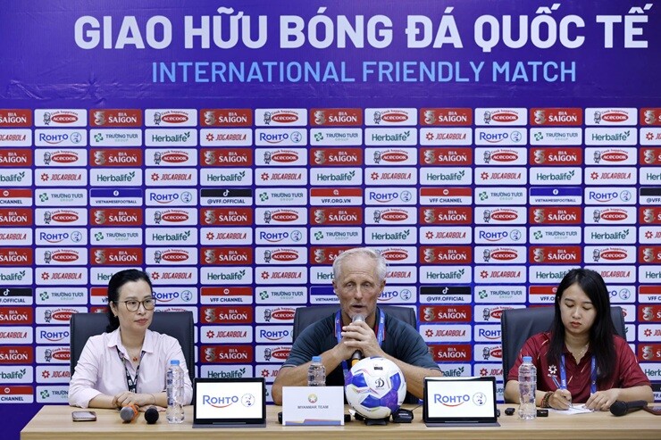 Họp báo ĐT Việt Nam - Myanmar: Thầy Kim nhận xét về Xuân Son - Đình Bắc - 3