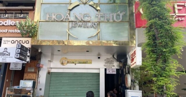 "Cửa đóng then cài" tại nhiều cửa hàng kim cương ở TP.HCM