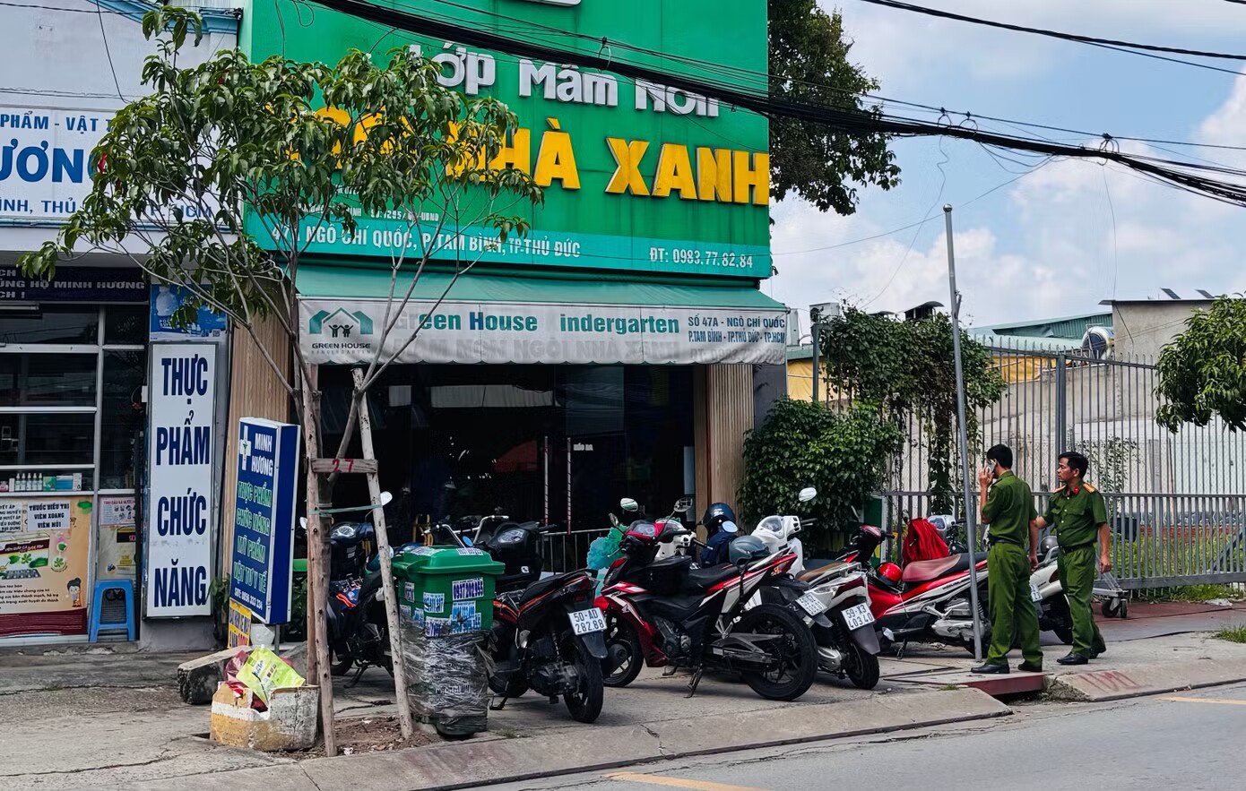 Hình ảnh lực lượng chức năng kiểm tra Trường mầm non Ngôi Nhà Xanh sáng 18/7.