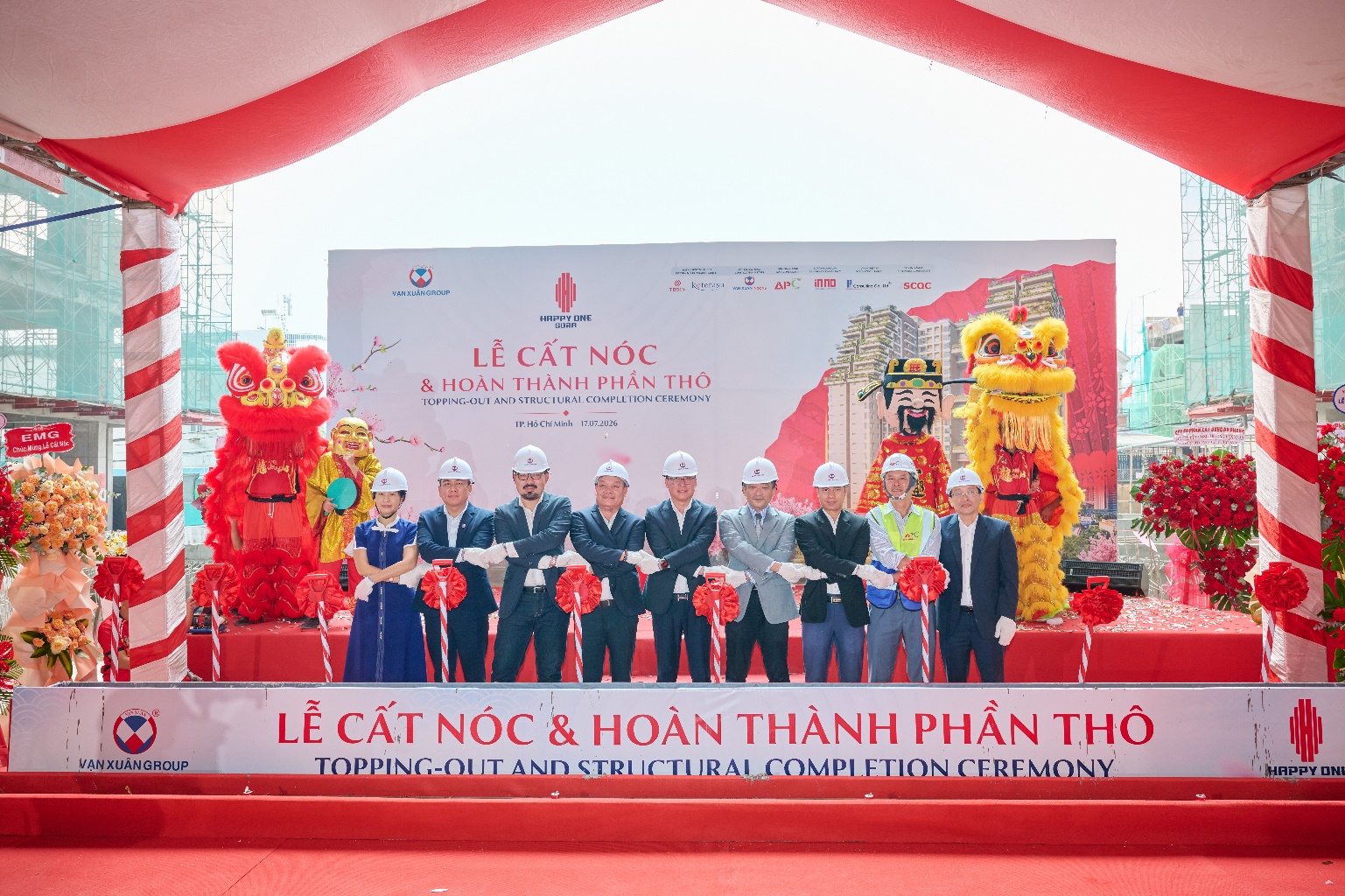 Nghi thức cất nóc được thực hiện trong không khí trang trọng, đánh dấu việc hoàn thành phần kết cấu của công trình, mở ra giai đoạn hoàn thiện và bàn giao sản phẩm chỉn chu nhất đến tay khách hàng - cư dân tương lai Happy One Sora.