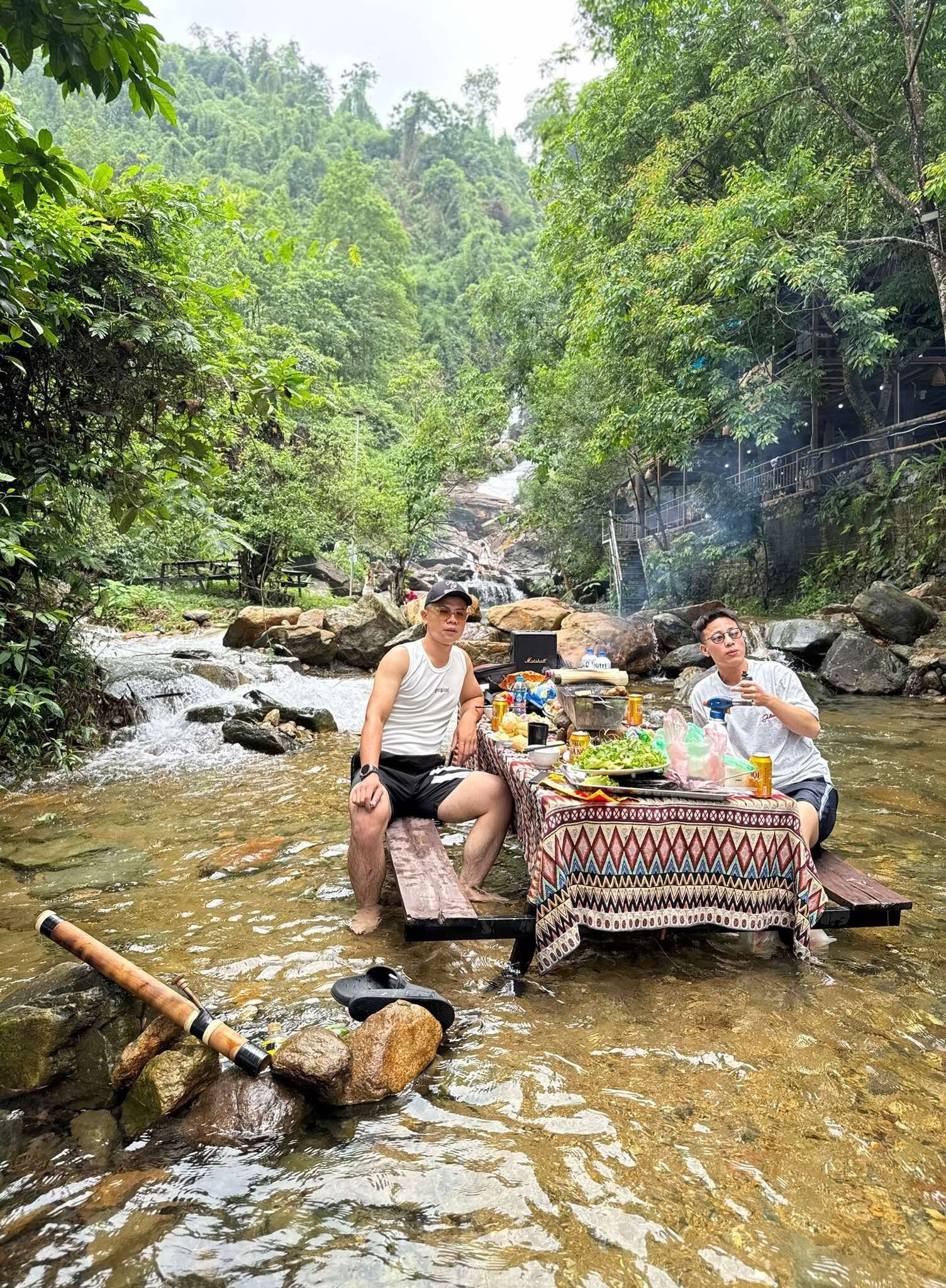 Vì là thác nước tự nhiên, còn giữ nguyên vẻ hoang sơ nên điểm đến này thích hợp làm nơi trốn nắng nóng, tránh cảnh đông đúc. Ảnh: Thác Ngao Glamping