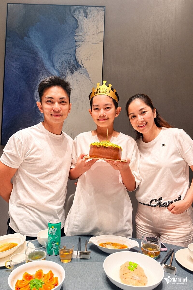 Khánh Thi, Phan Hiển cùng con đón sinh nhật tuổi 11 rồi gia đình ra cầu hóng mát.