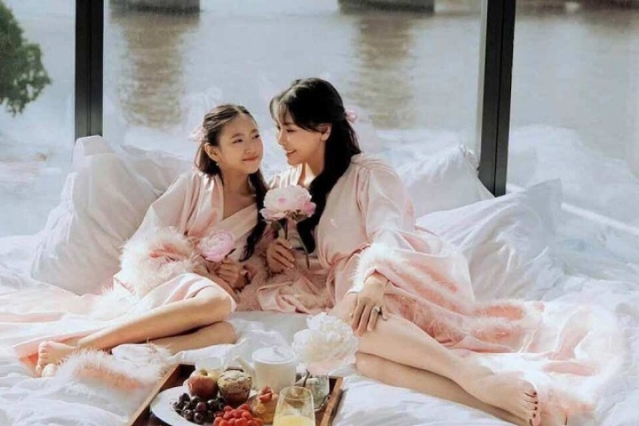 Ảnh sao 19/7: Hà Kiều Anh cùng con gái trải nghiệm khách sạn sang chảnh ở Anh