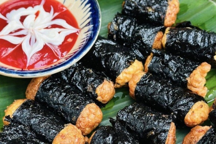 Vài bước đơn giản biến tấu ức gà thành món chả cuốn rong biển thơm nức, vừa ngon vừa đủ chất