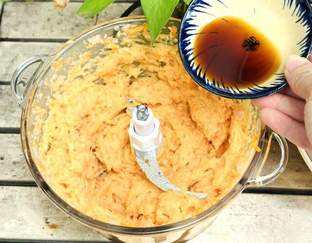 Nêm gia vị hạt nêm, tiêu xay nhẹ, trộn đều hỗn hợp cho quyện.