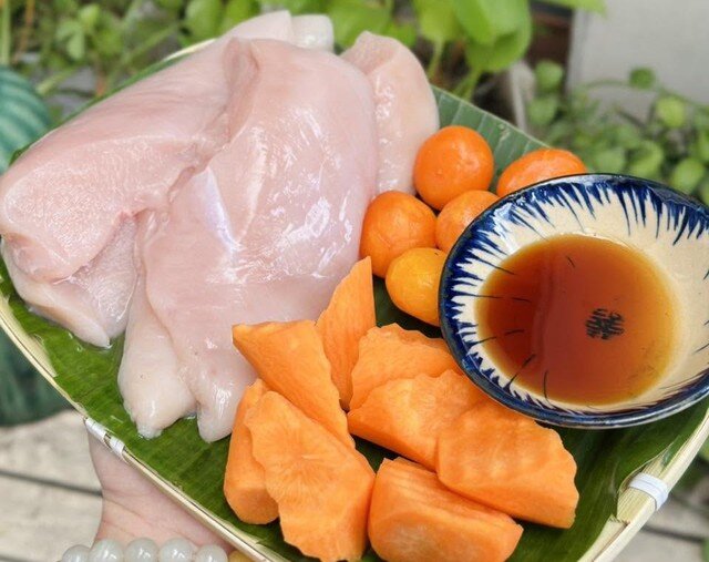 Các nguyên liệu chuẩn bị để làm chả cuốn rong biển.