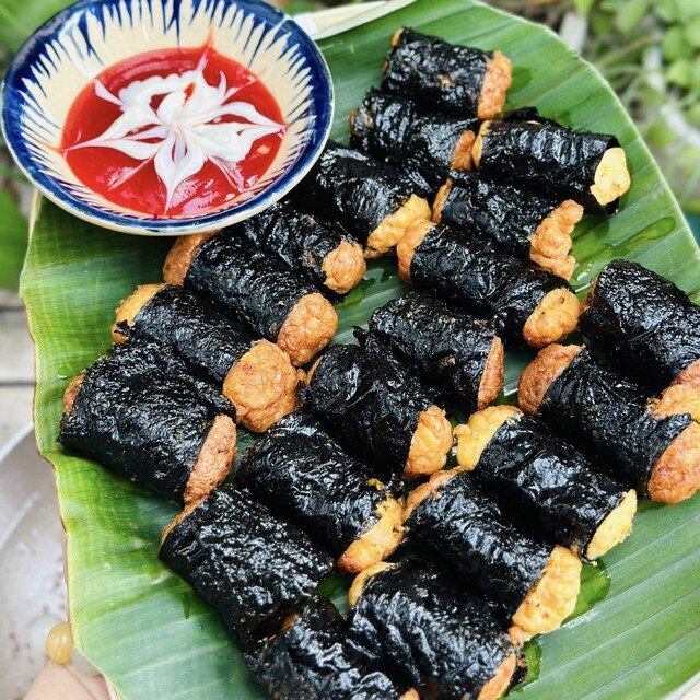 Thành phẩm sau khi có được là miếng chả gà mềm, ngọt tự nhiên, rau củ giòn nhẹ, rong biển thơm đặc trưng. 