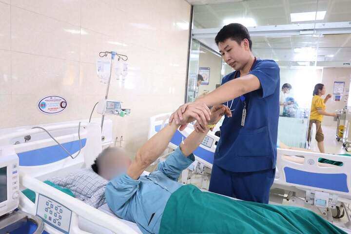 Tự mua thuốc uống khi đau đầu, hai ngày sau nhập viện khẩn vì xuất huyết não (Ảnh: BVCC)