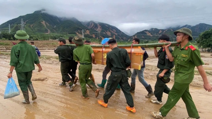 Công an Lai Châu hỗ trợ gia đình nạn nhân có người tử vong lo hậu sự. Ảnh: Công an Lai Châu