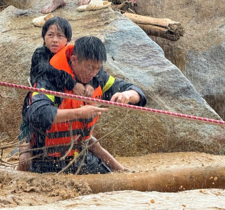 Lực lượng công an tỉnh Lai Châu hỗ trợ sơ tán người dân khỏi vùng bị cô lập. Ảnh: Công an Lai Châu