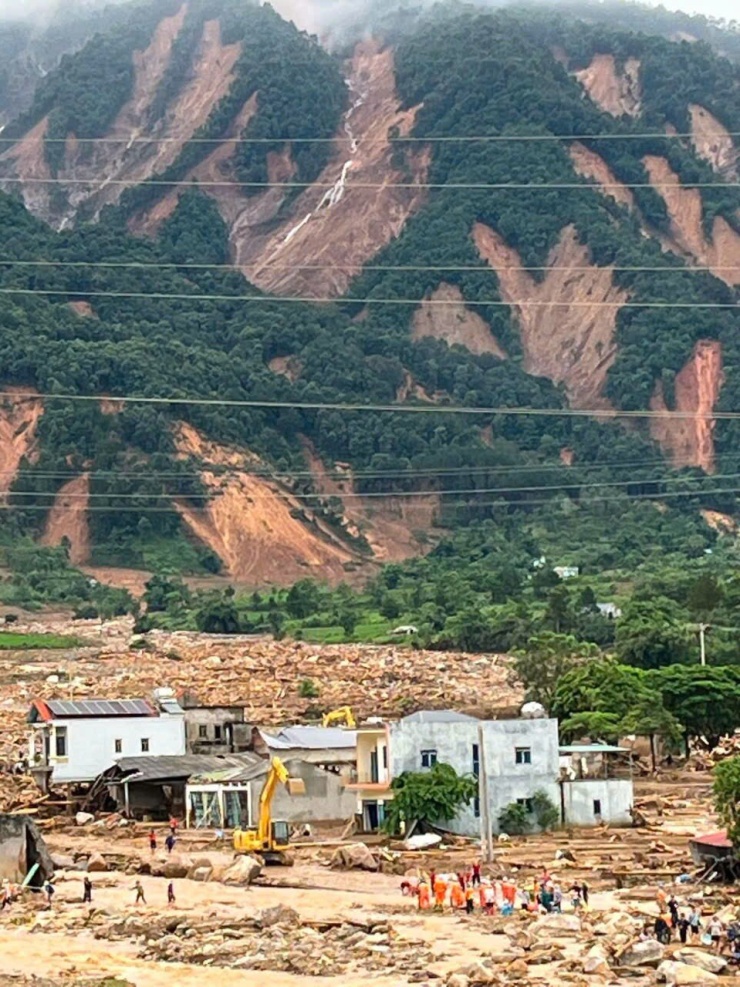 Trên quả đồi ở xã Mường Than xuất hiện những vệt sạt trượt khiến nhiều người chứng kiến lo sợ. Ảnh: Nguyễn Hưng
