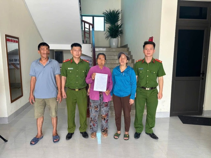Lực lượng Công an phường Hoàng Mai phối hợp với ngân hàng kịp thời ngăn chặn vụ lừa đảo qua điện thoại, giúp một cụ bà 74 tuổi tránh bị chiếm đoạt 250 triệu đồng. (Ảnh: Công an Hoàng Mai)