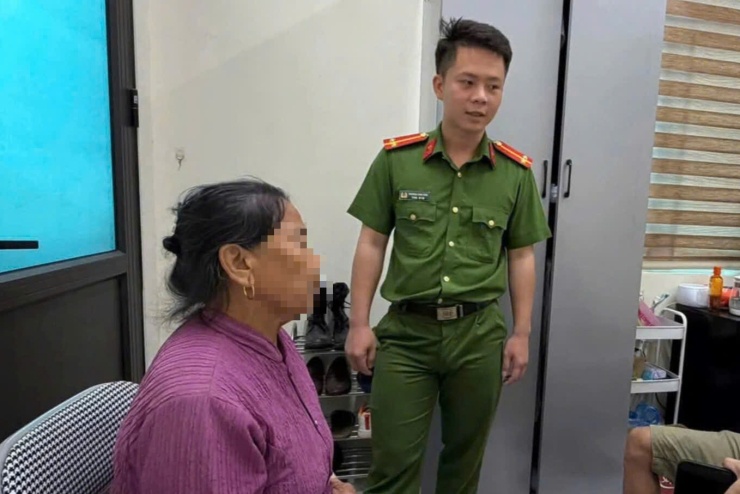 Cán bộ Công an phường Hoàng Mai giải thích thủ đoạn giả danh cơ quan chức năng, giúp bà V. nhận ra mình đang rơi vào kịch bản lừa đảo (Ảnh: Công an Hoàng Mai)