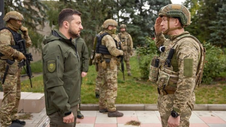 Ông Zelensky và Tổng tư lệnh quân đội Syrsky. Ảnh: Strana.