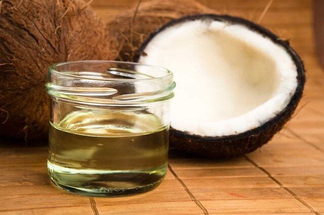 Dầu dừa ngoài việc hỗ trợ làm đẹp da, nó còn được sử dụng nhiều trong việc làm giảm mỡ bụng qua các động tác massage.
