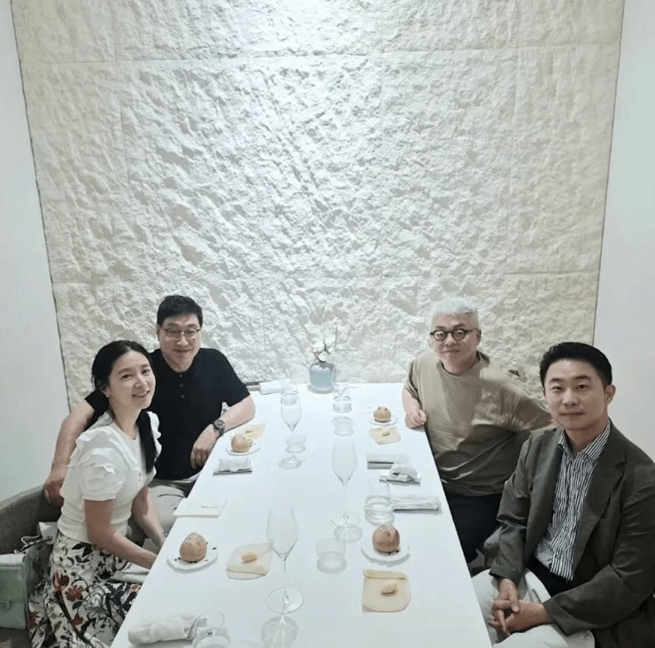 Lee Young Ae và chồng doanh nhân (bên trái) trong bữa tiệc với bạn.&nbsp;
