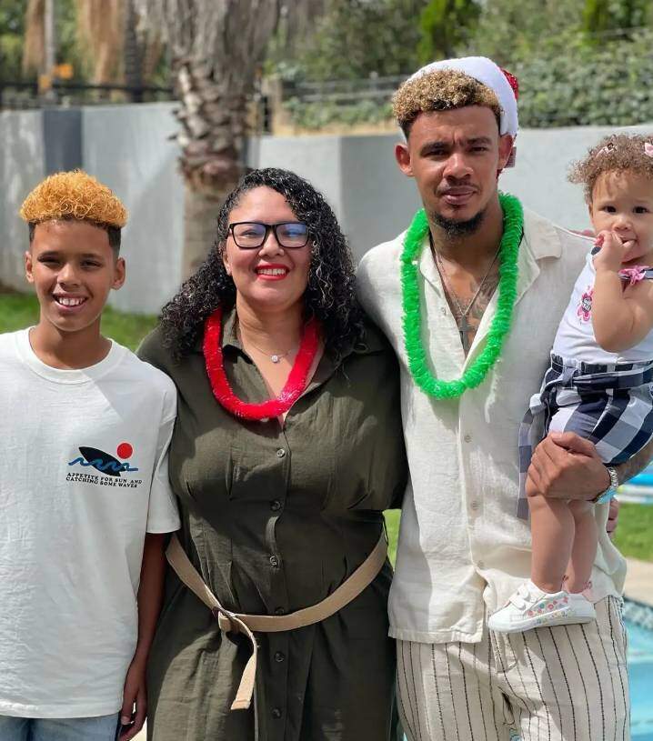 Vợ chồng Ronwen Williams bên hai con. Ảnh: Instagram Ronwen Williams