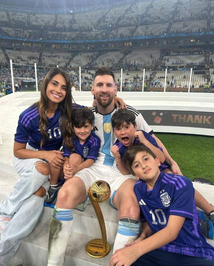 Messi bên vợ và ba con trại ở World Cup 2022. Ảnh: Instagram Roccuzzo