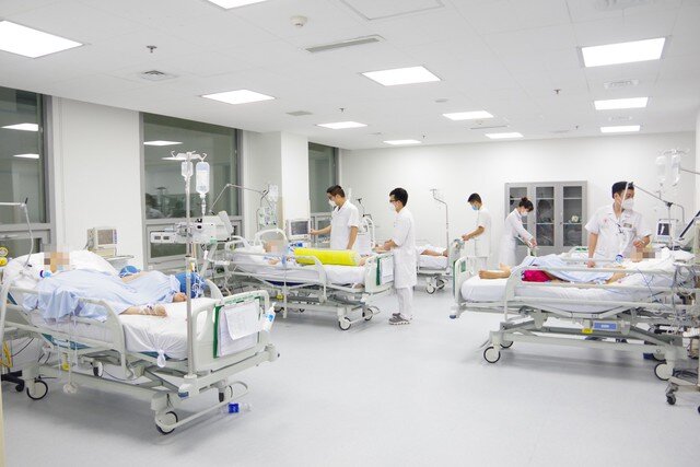 Khám và điều trị các bệnh nhân tại Khoa Hồi sức Thần kinh, Bệnh viện TWQĐ 108. Ảnh: BVCC