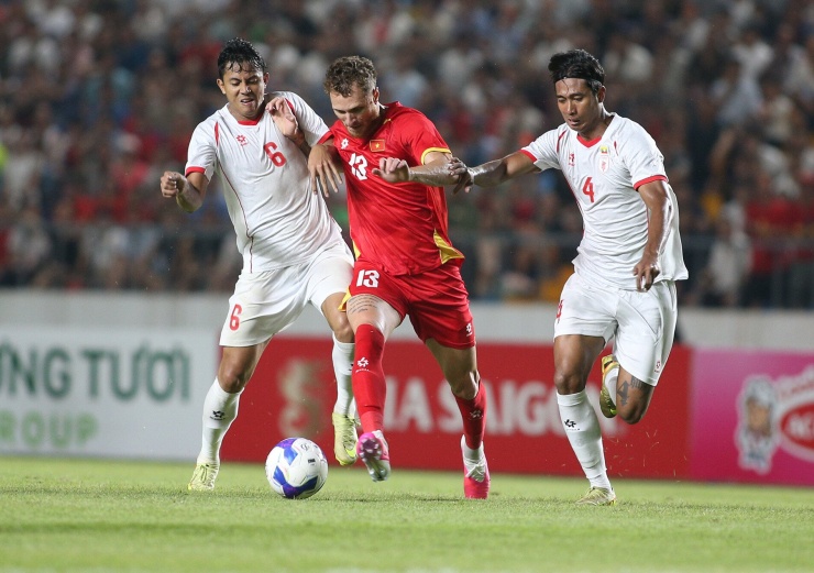 Mỗi khi có bóng, anh luôn bị 2-3 cầu thủ Myanmar bám chặt.