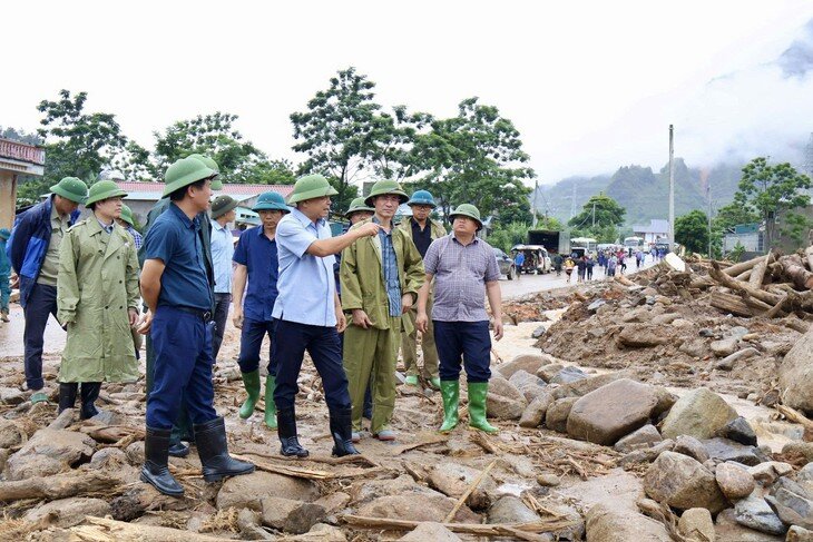 Đoàn công tác của Bộ Nông nghiệp và Môi trường kiểm tra công tác khắc phục hậu quả lũ quét tại xã Mường Than, tỉnh Lai Châu.